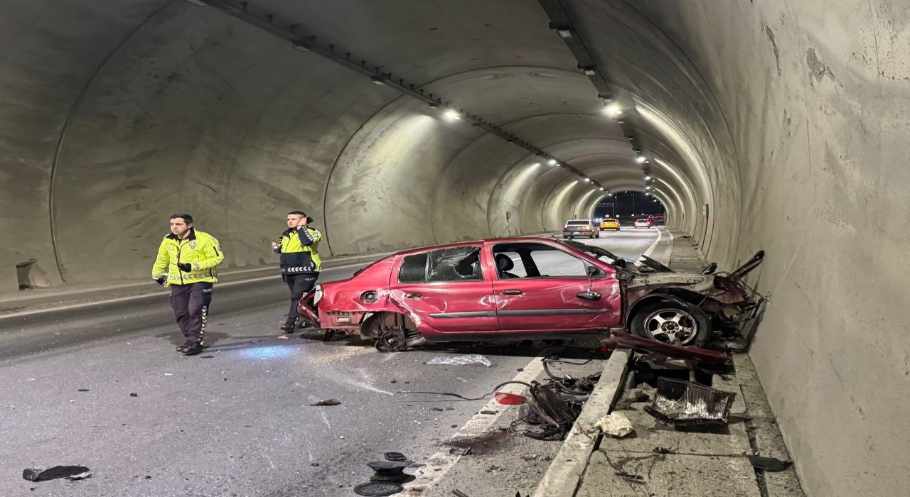 Tünelde feci kaza: Aracın motoru metrelerce ileri savruldu, hız kadranı 200de takılı kaldı