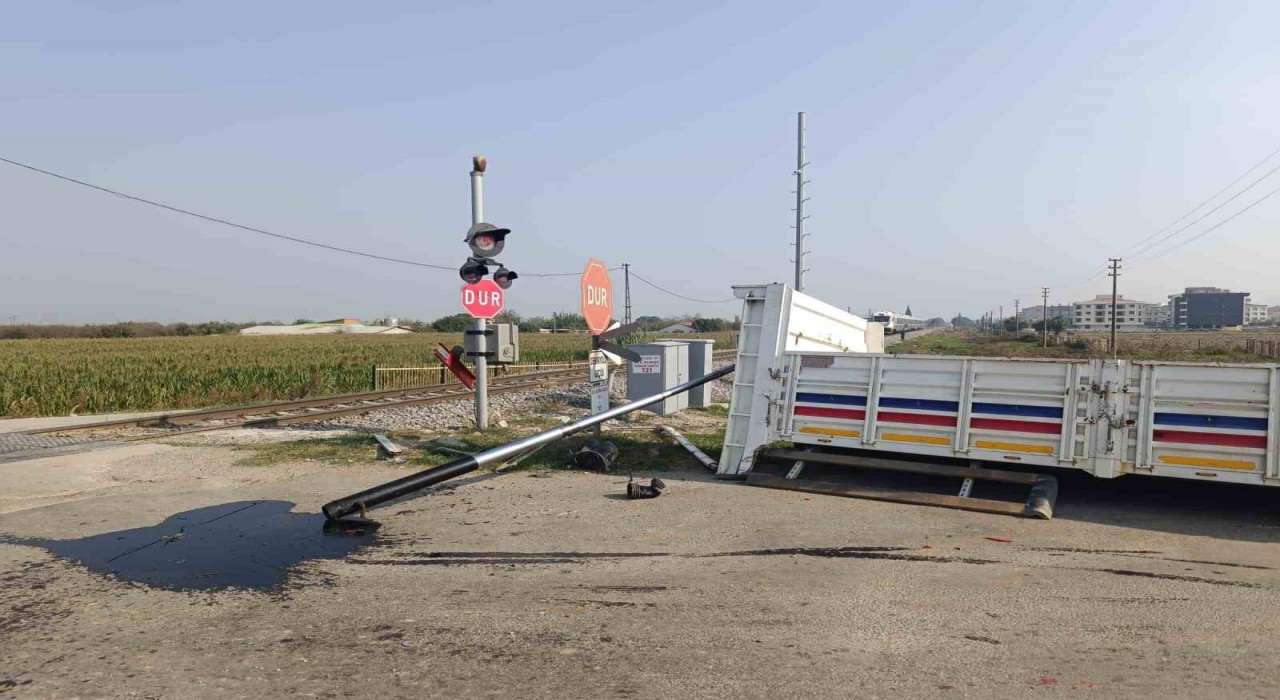 Turgutluda hemzemin geçitte kaza: Kamyonetin kasası koptu