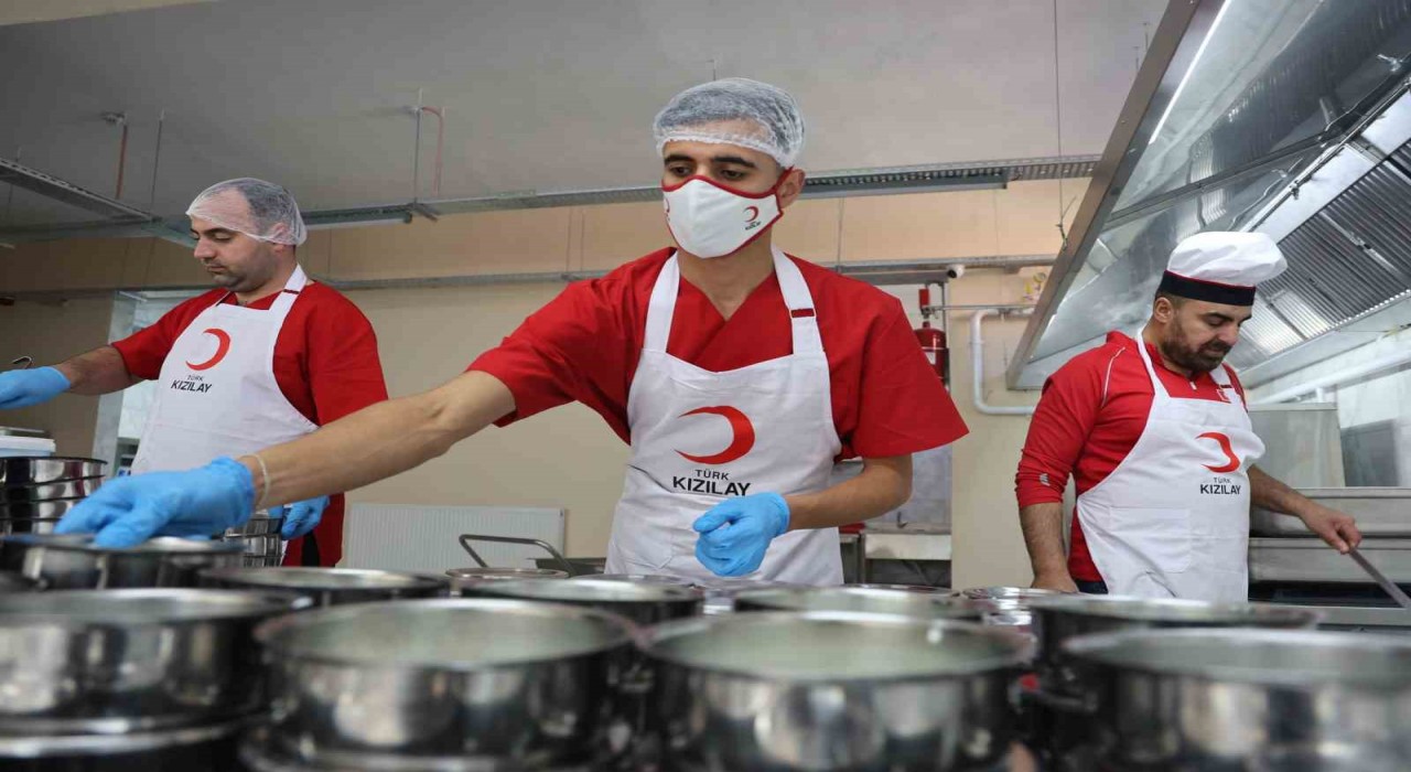 Türk Kızılay Elazığ Şubesinden 200 ihtiyaç sahibine sıcak yemek