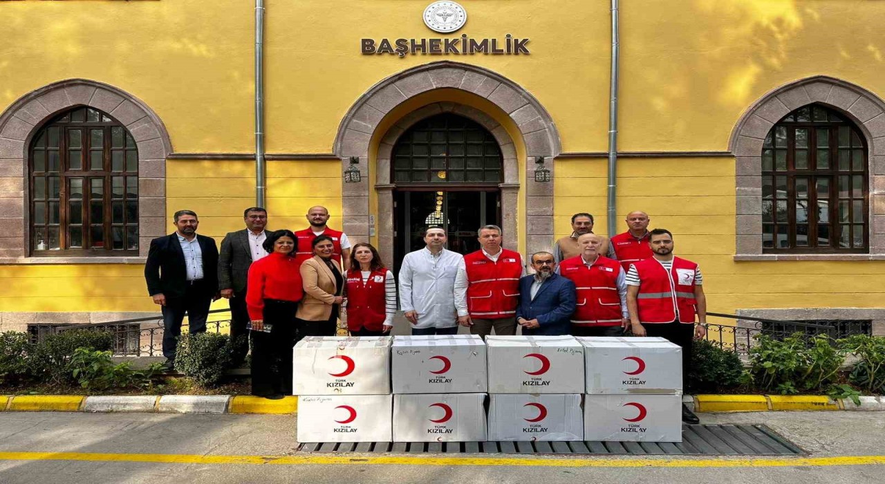 Türk Kızılay Manisadan tedavi gören vatandaşlara giysi desteği