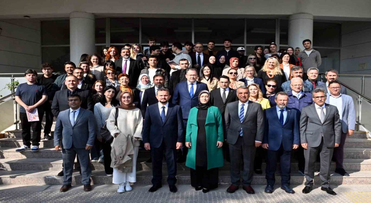 Türkiye Ulusal Ajansı Başkanı Manisa CBÜde öğrencilerle bir araya geldi