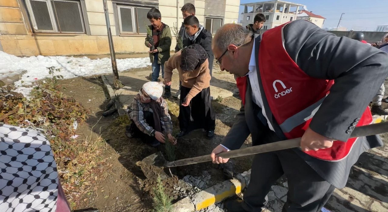 Türkiye yeşeriyor, Gazze güçleniyor projesiyle Yüksekovada fidanlar toprakla buluştu