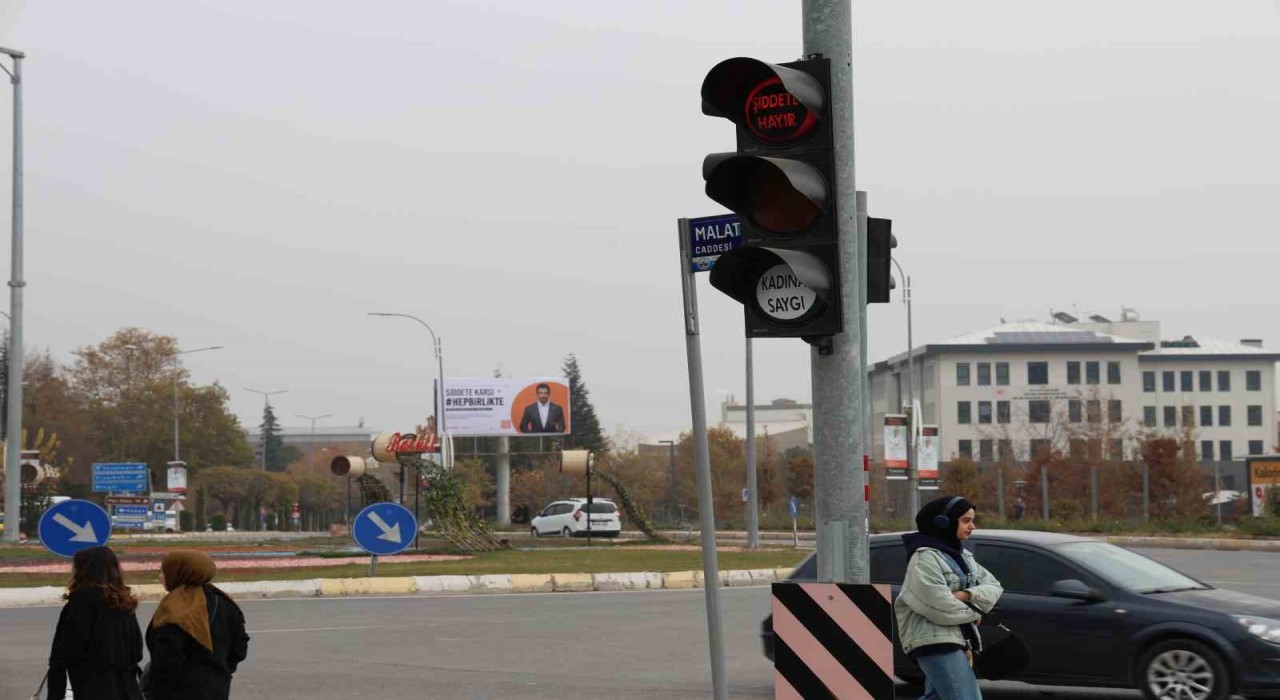 Türkiyede ilk uygulama: Trafik sinyalizasyonlarında Şiddete Hayır ve Kadına Saygı mesajı