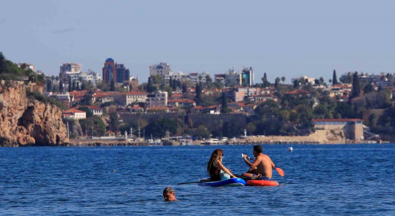 Türkiyede karla mücadele başlarken, Antalyada deniz mevsimi devam ediyor