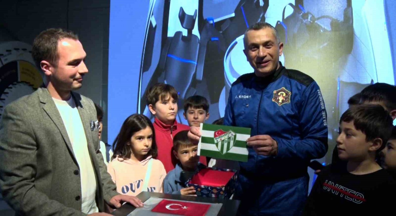 Türkiyenin 3üncü uzay yolcusu Gökhan Erdem uzaya çıkardığı Bursaspor bayrağını GUHEMe teslim etti
