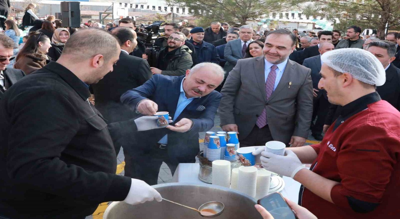 Türkiyenin dört bir yanından Çankırıya gelen vatandaşlar Keloğlan tarhanasına hayran kaldı