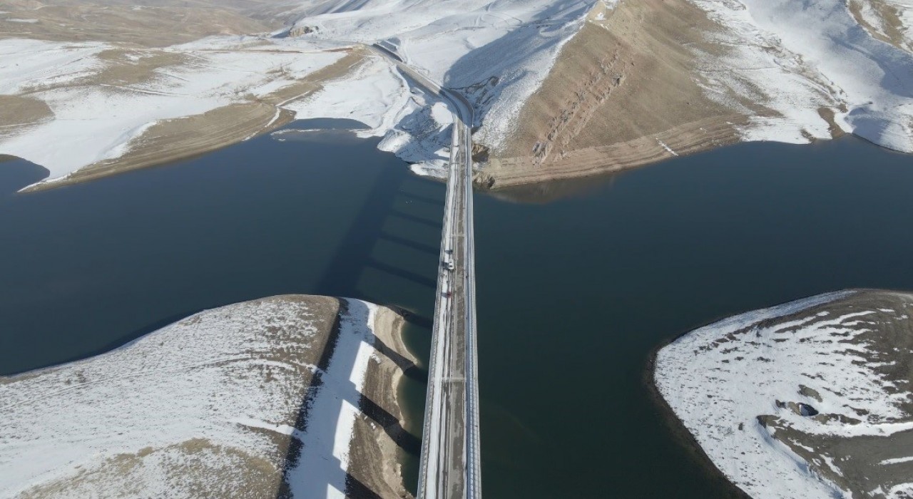 Turnaçayırı Barajında masalsı kış: Kar yağışı manzarayı değiştirdi