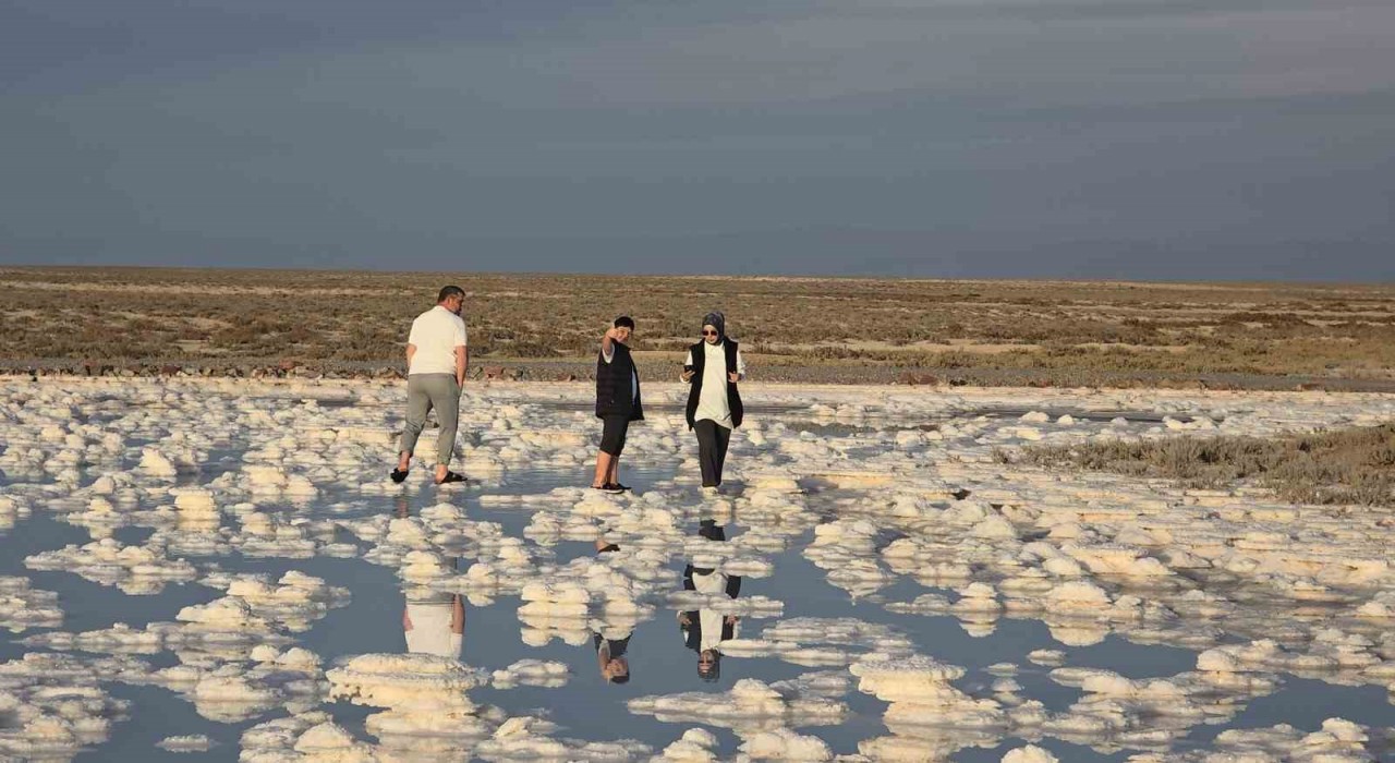 Tuz Gölünde sular çekildi, Pamukkale travertenlerini andırdı