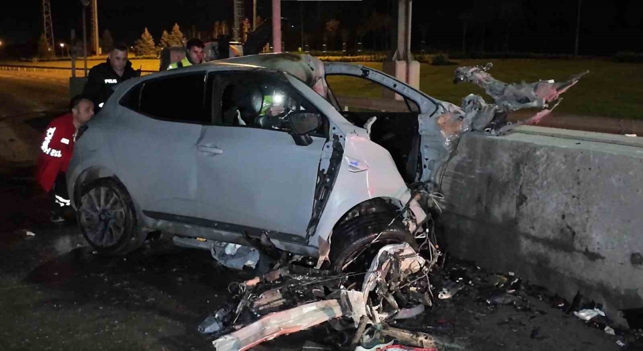 Tuzlada otomobil gişelere saplandı: Sürücü hayatını kaybetti