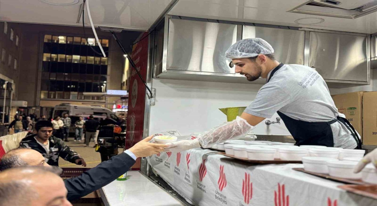 Ümraniyede her gün binlerce kişiye sıcak çorba ikramı