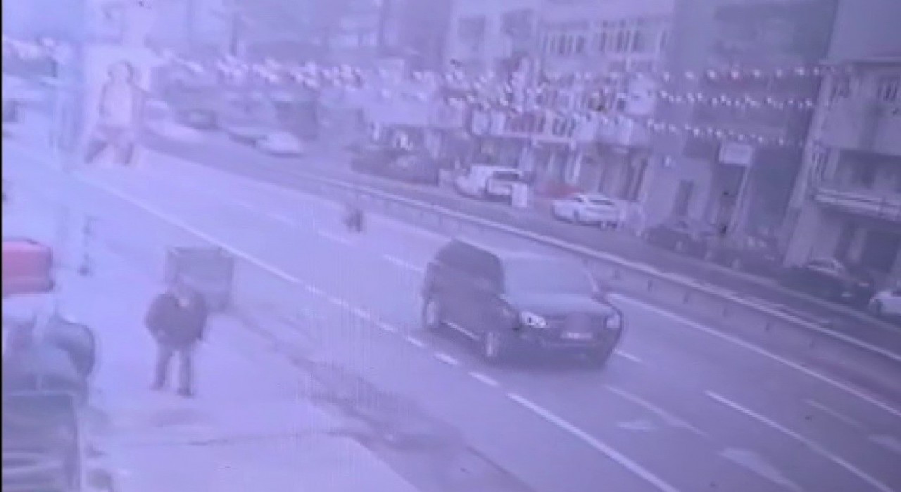 Ümraniyede ilginç kaza kamerada: Sürücüsüz motosikletin çarpmasından kıl payı kurtuldu