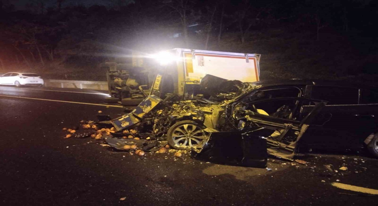 Ümraniyede otomobil, seyir halindeki kamyonete çarptı : 2 yaralı