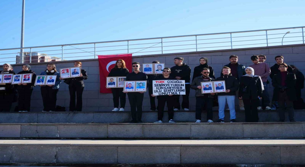 Üniversite öğrencileri şehitleri dualarla andı