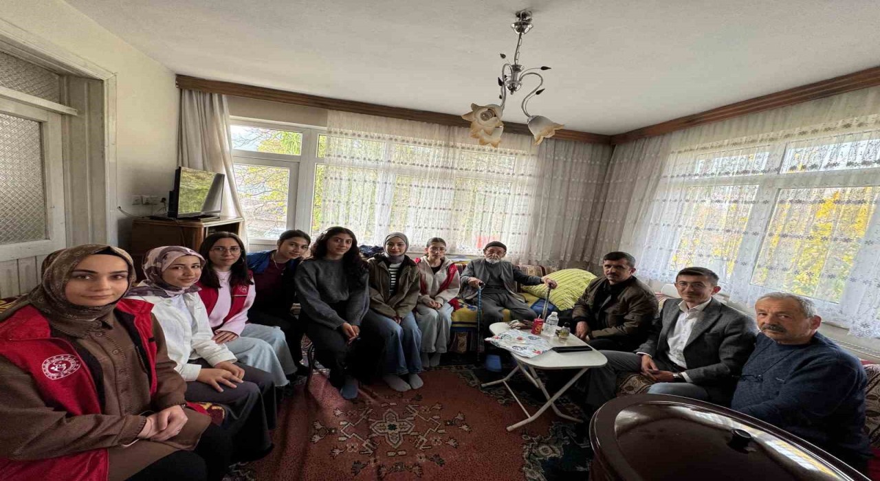 Üniversiteli gençler Bolunun asırlık çınarıyla buluştu