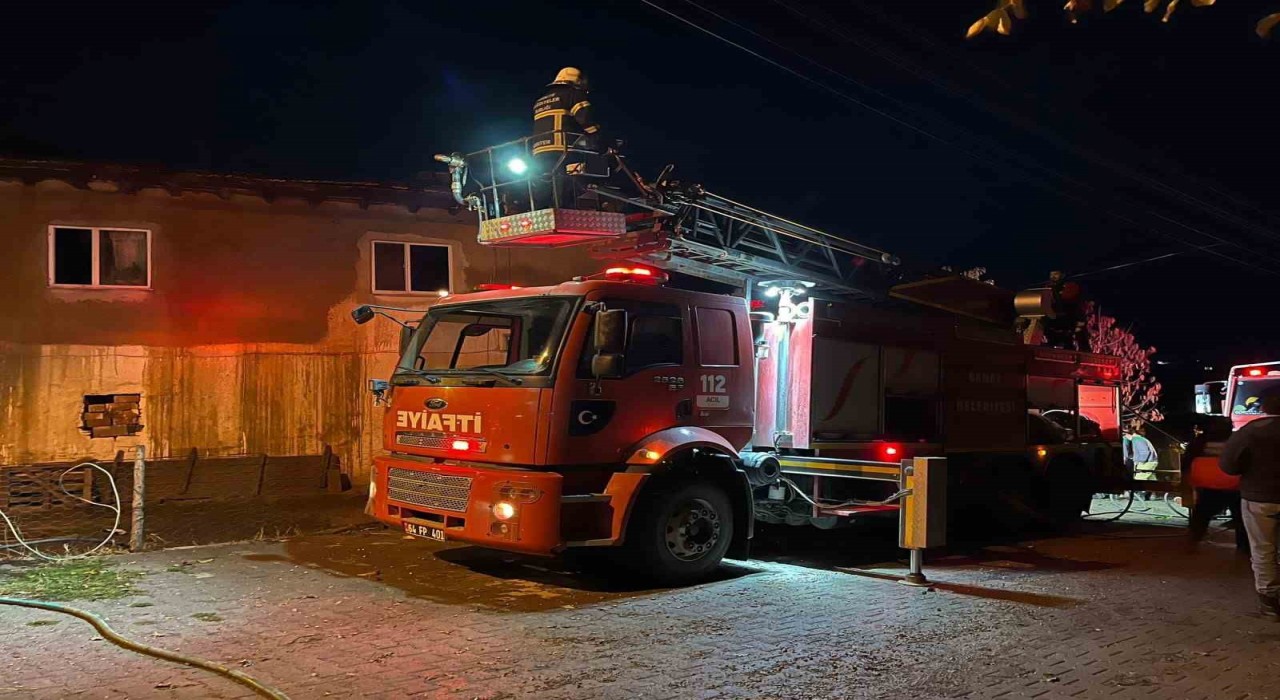 Uşakta 2 katlı evin çatısı yandı