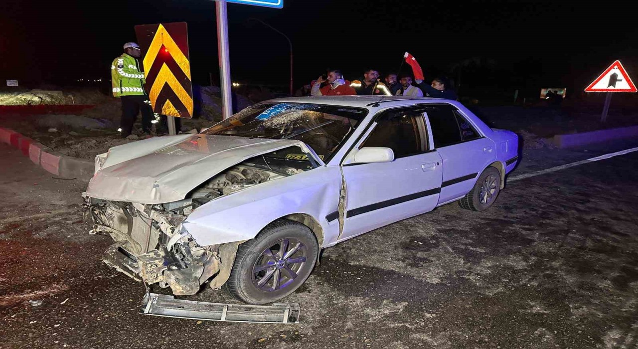 Uşakta iki araç çarpıştı: 1i bebek 10 yaralı