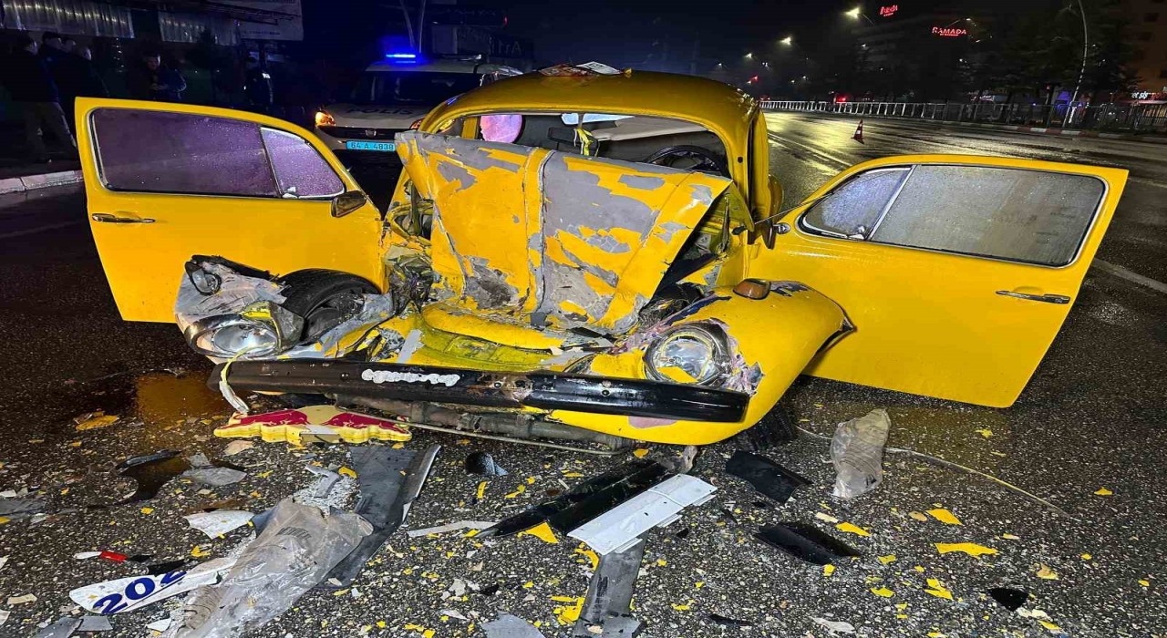 Uşakta otomobil ile otobüs çarpıştı: 1i ağır 3 yaralı