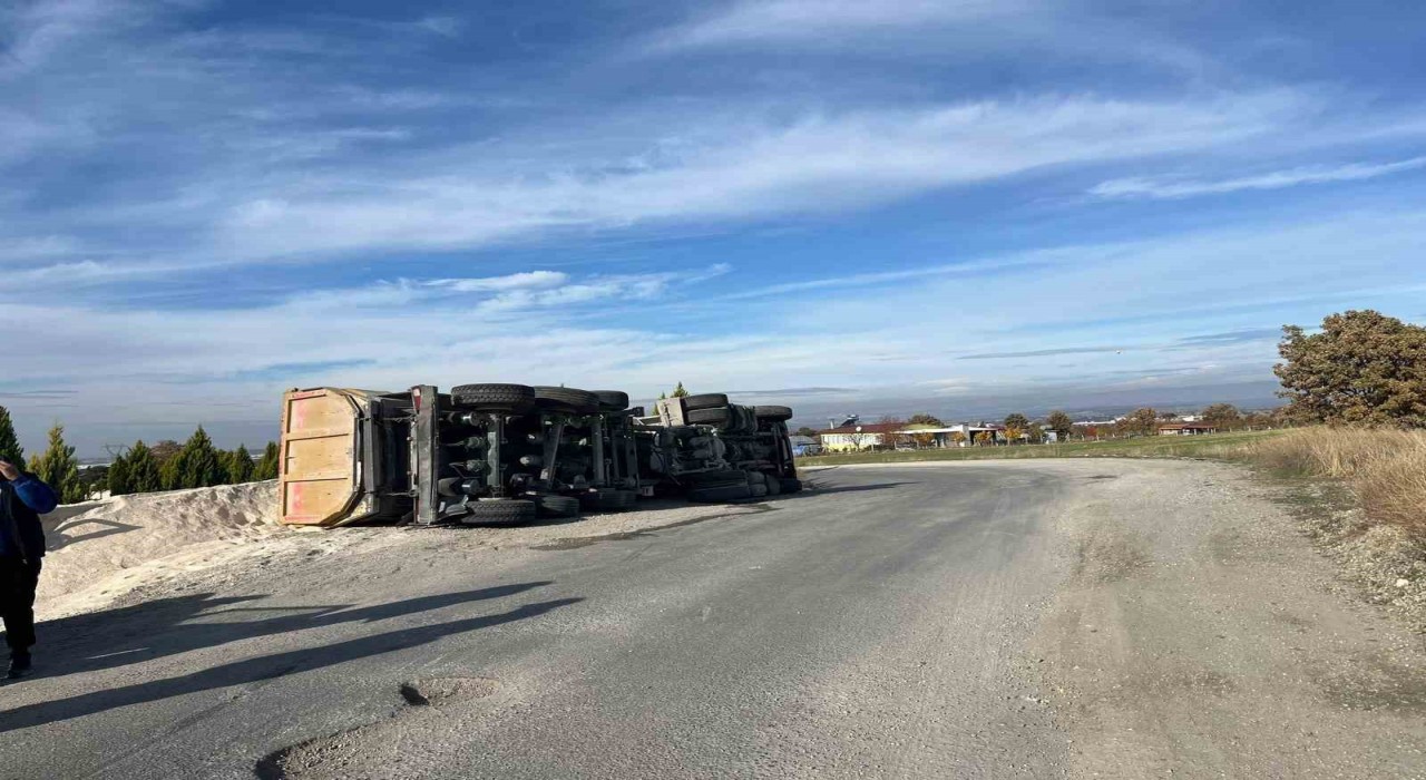 Uşakta tır yan yattı: 1 yaralı