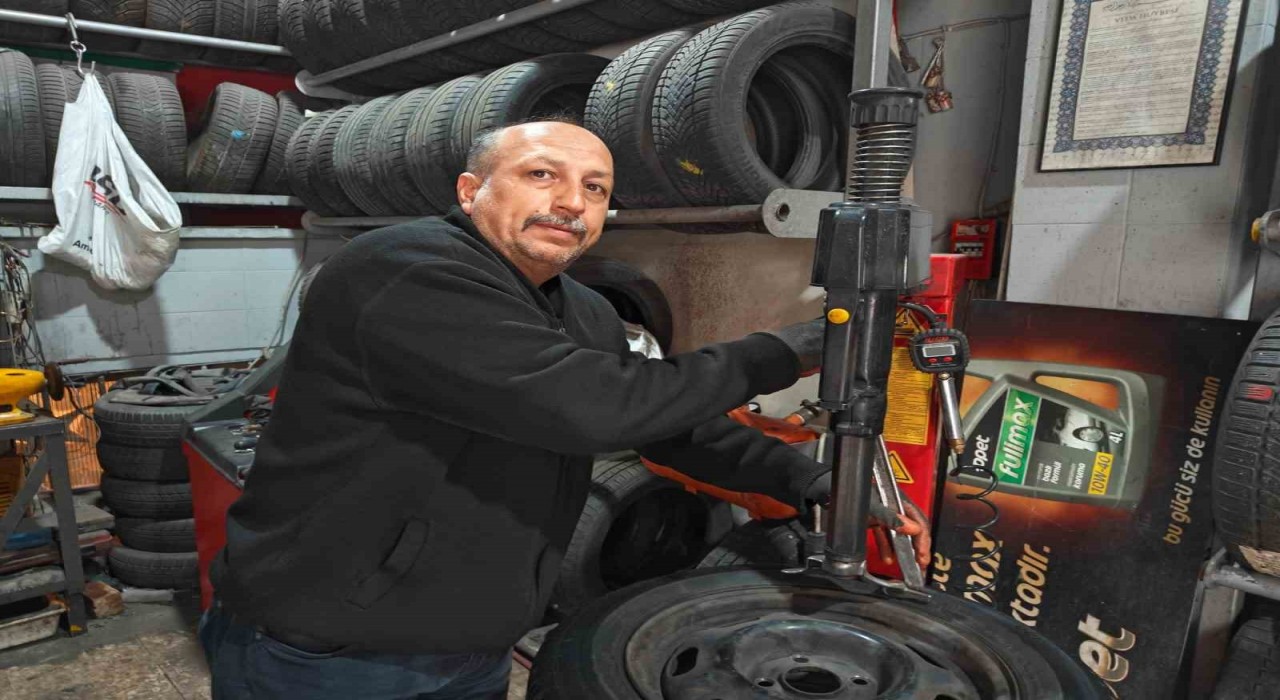 Ustasından kış lastiği uyarısı: Can güvenliğimiz için lastiklerimizi taktıralım