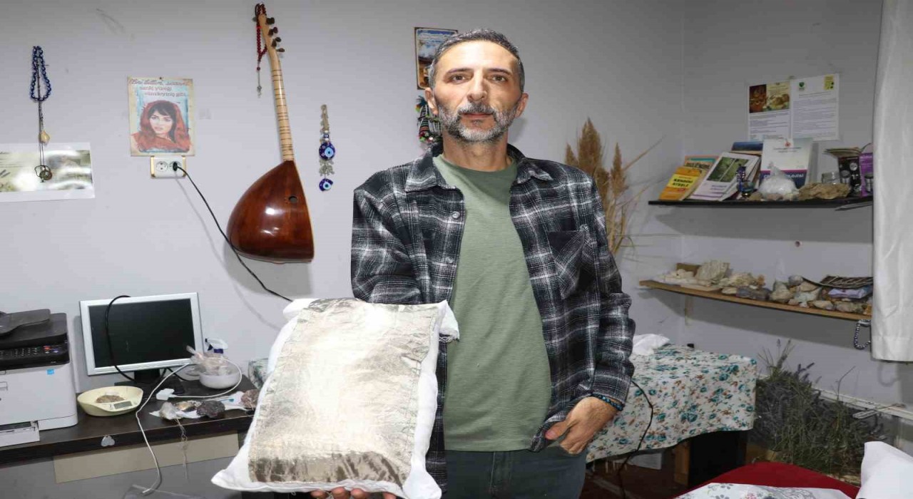 Uyku problemine karşı duyarsız  kalamadı,  Sivasın doğal taşları ile radyasyon savar yastık geliştirdi