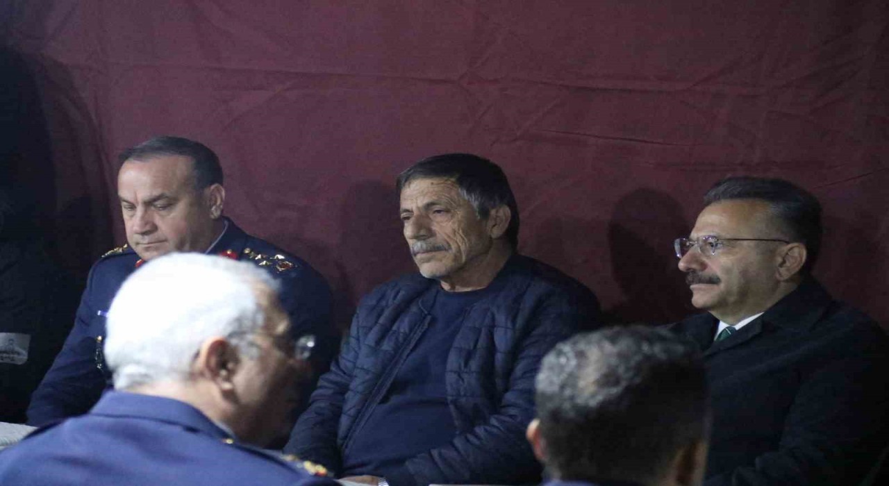 Vali Aksoy, şehit Üsteğmen Emre Mercanın baba ocağını ziyaret etti