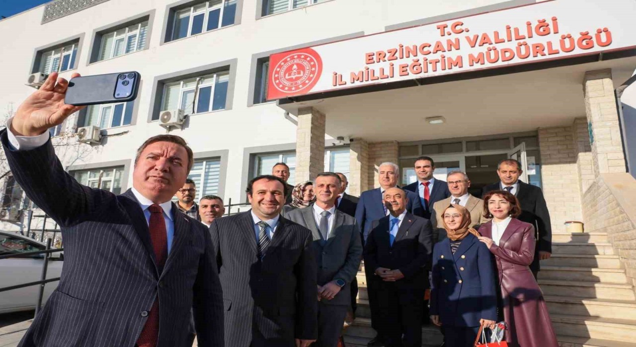 Vali Aydoğdu: Ülkemizin aydınlık yarınları çocuklarımızı yetiştiren öğretmenlerimizin günü kutlu olsun