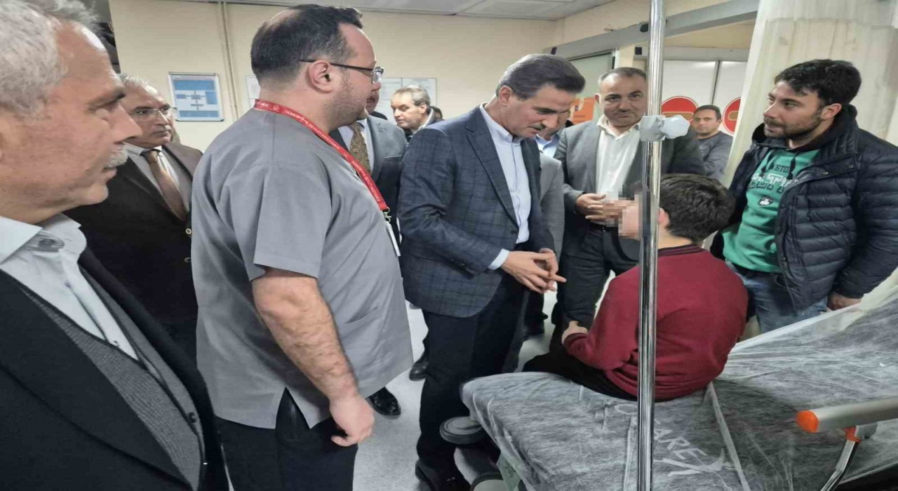 Vali Baruş, zehirlenme şüphesiyle hastaneye kaldırılan öğrencileri ziyaret etti