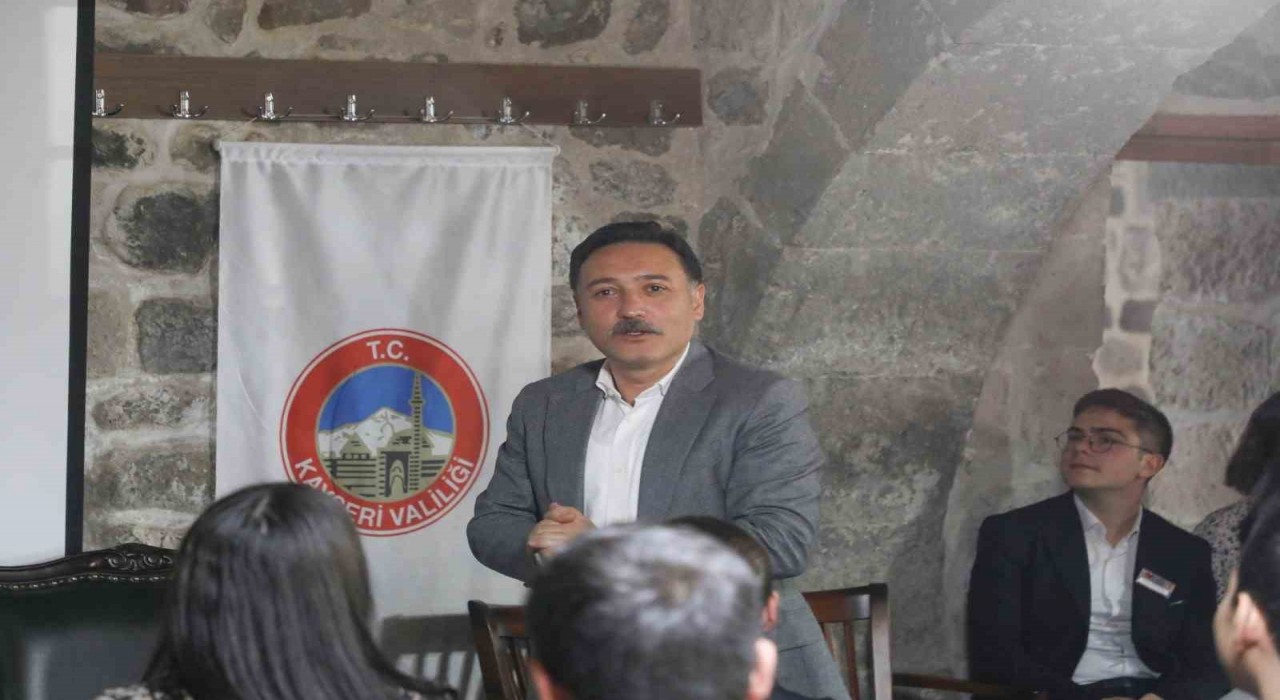 Vali Çiçek; Mektep Melikgazide öğrencilerle tecrübelerini paylaştı