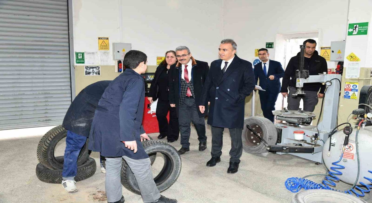 Vali Çiçekten okul ziyareti