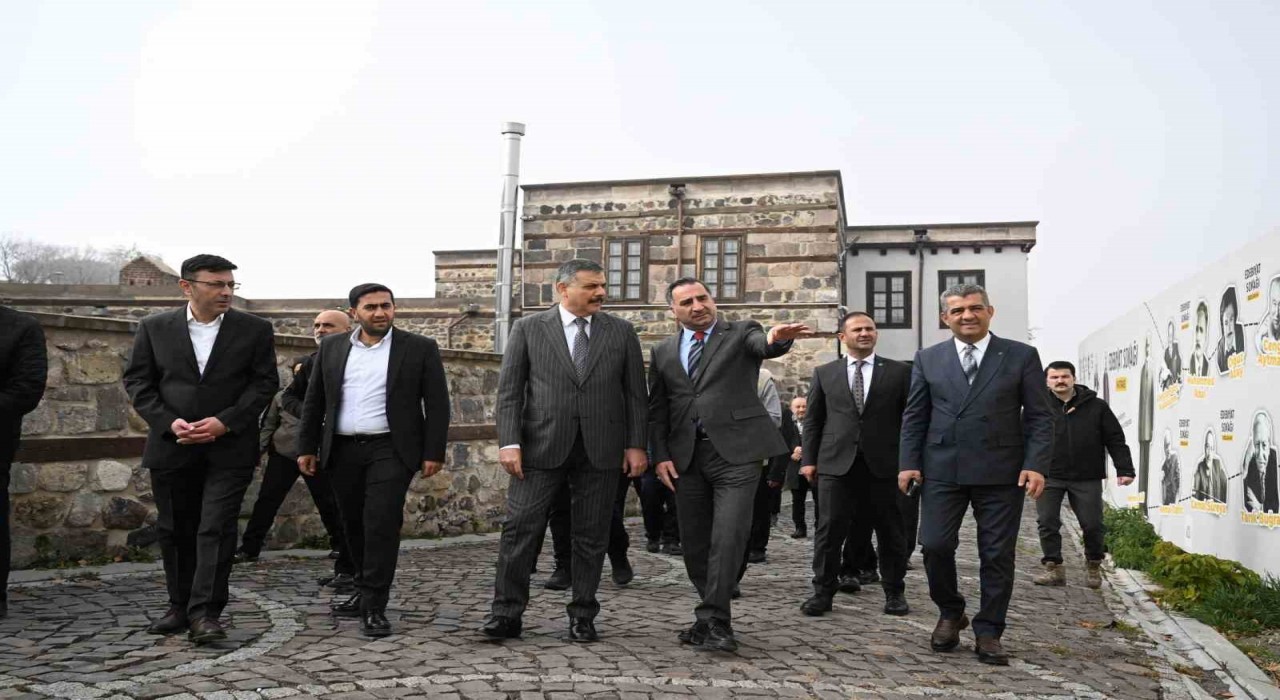 Vali Çiftçi, Dil ve Edebiyat Konağını inceledi, Edebiyat Sokağında gezdi