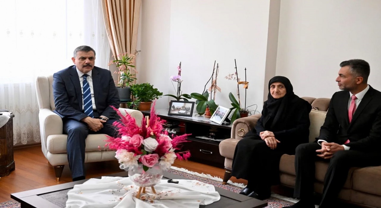 Vali Çiftçiden şehit annesine vefa