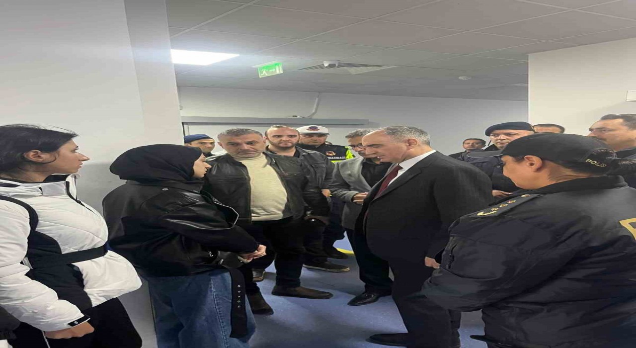 Vali Özkan yaralı polis memuru Hatice Ünalı hastanede ziyaret etti