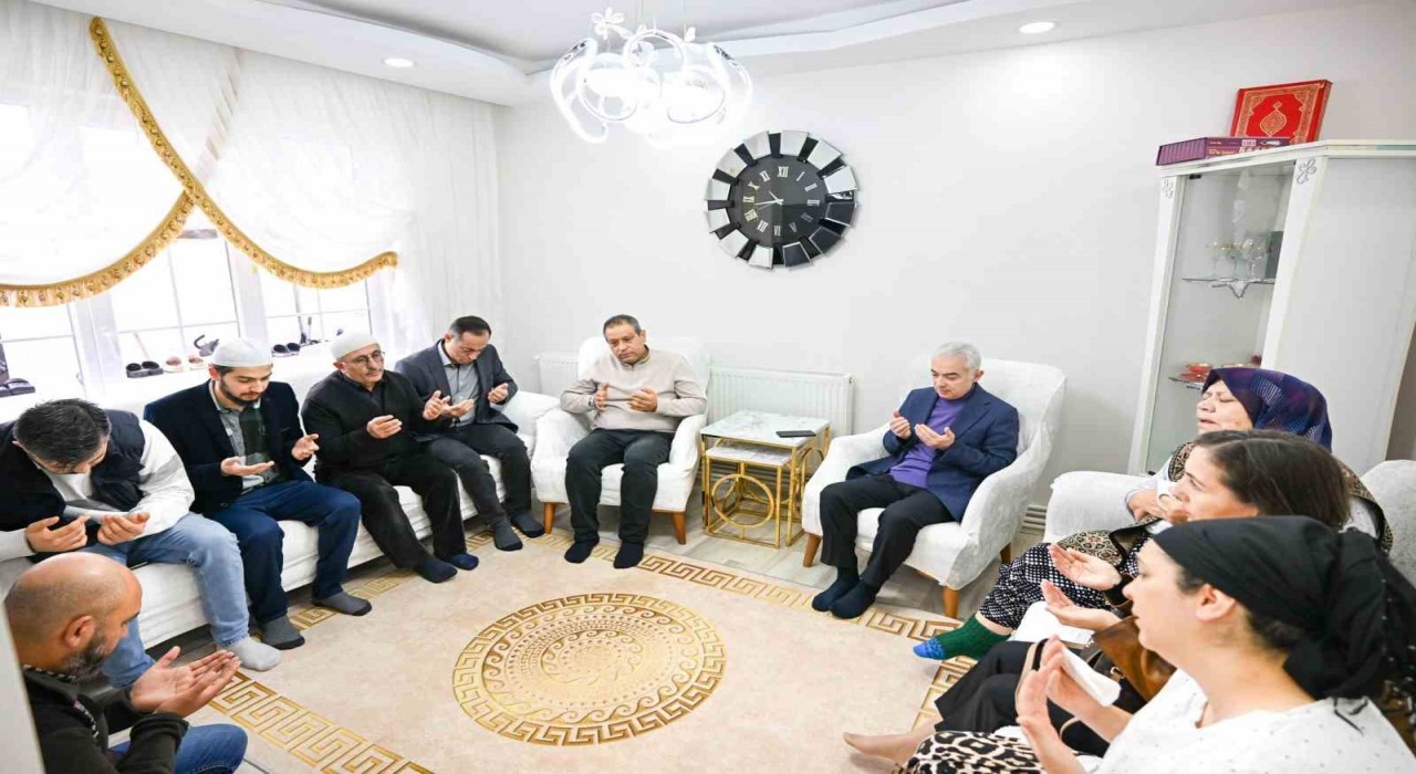 Vali Turan ve Kaymakam Yıldız Rümeysa Sanpurun ailesine taziyede bulundu