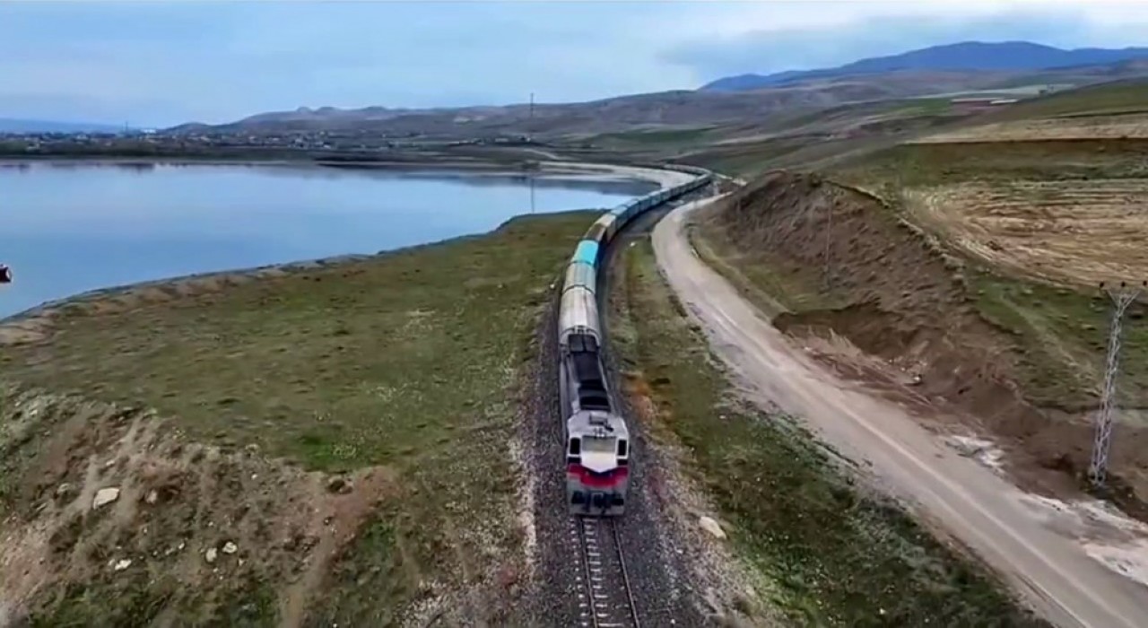 Van-İran seferi yapan yük treni Erçek Gölü kıyısında kartpostallık görüntüler oluşturuyor
