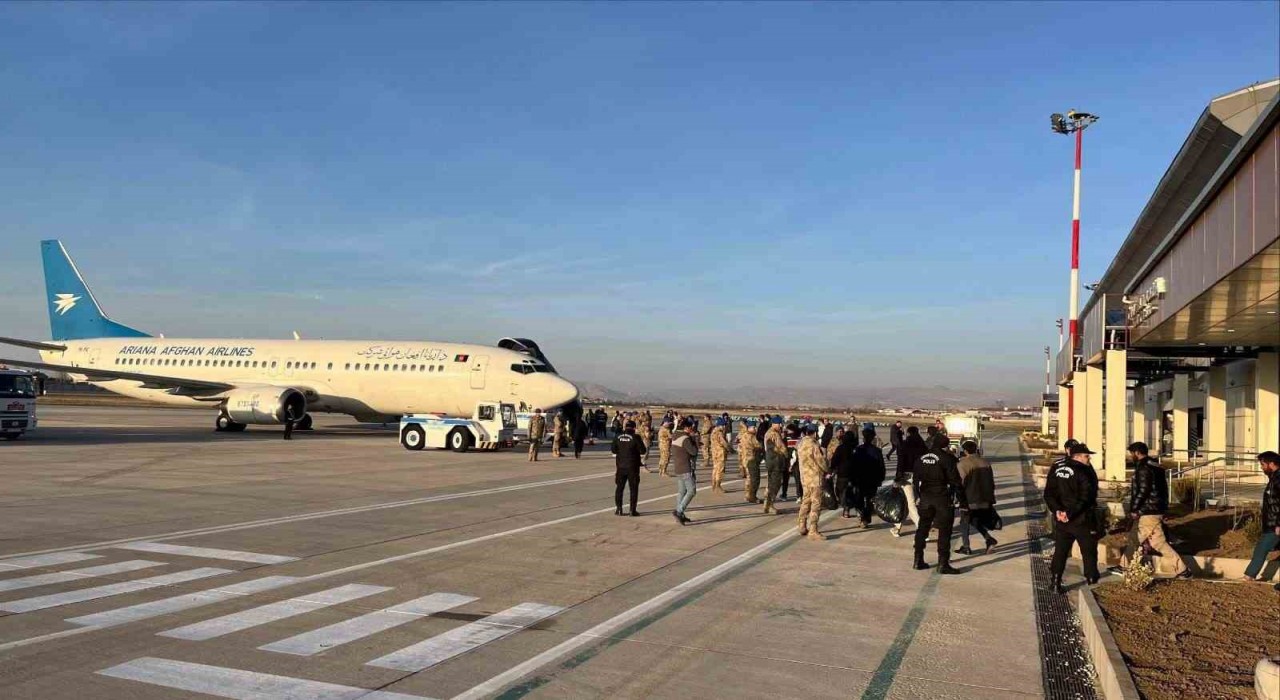 Vanda 300 düzensiz göçmen ülkelerine geri gönderildi