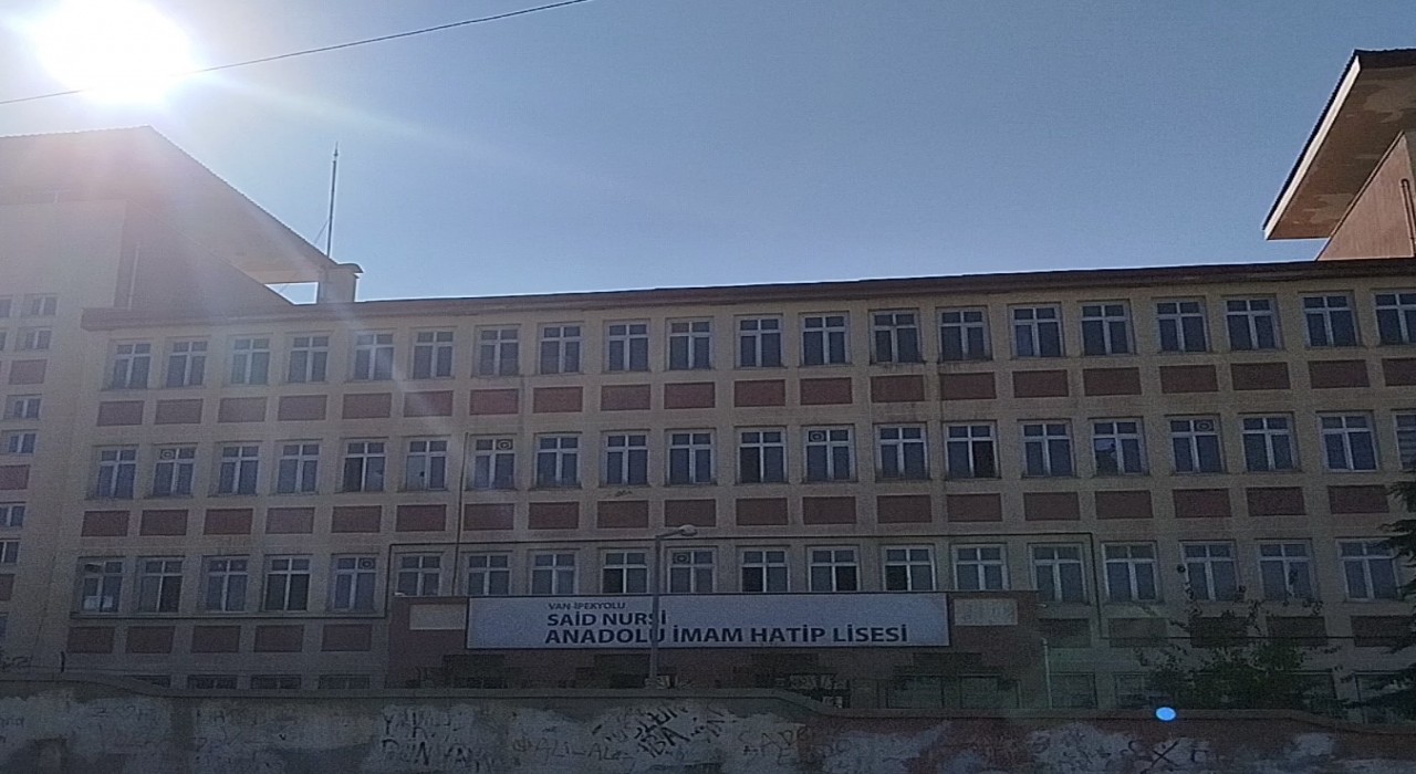 Vanda 5 öğrenci zehirlenme şüphesiyle hastaneye kaldırıldı