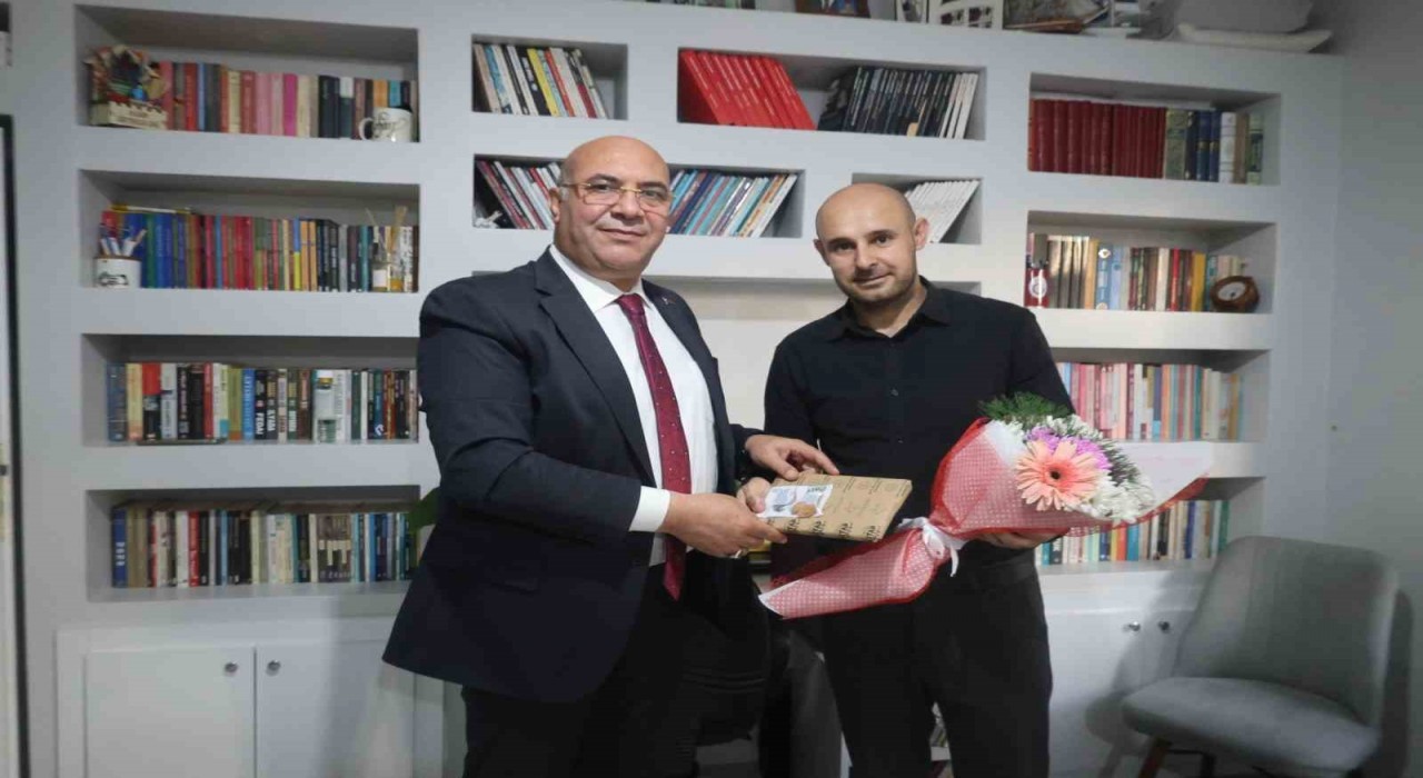 Vanda bıçaklı saldırıda yaralanan öğretmene moral ziyareti