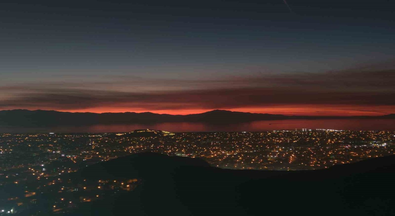 Vanda büyüleyici günbatımı: Gökyüzü kızıla boyandı, kartpostallık manzaralar ortaya çıktı