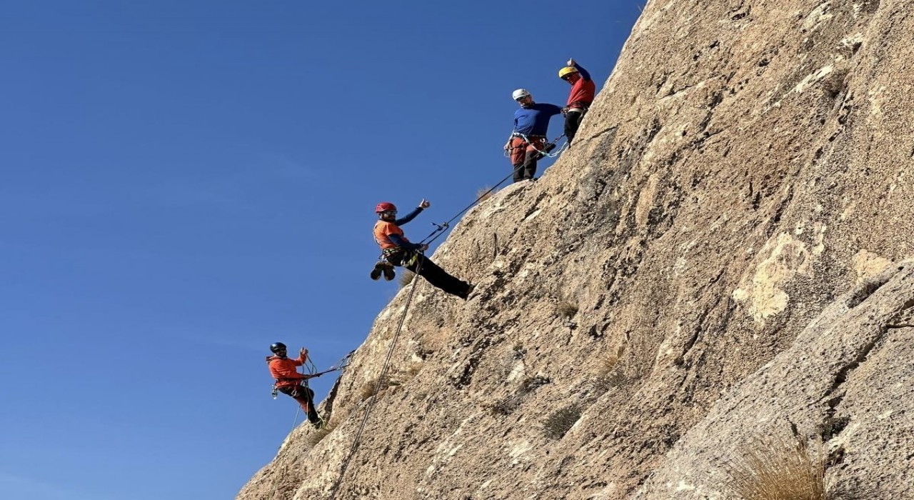 Vanda ilk kez çok ip boylu kaya tırmanışı eğitimi verildi