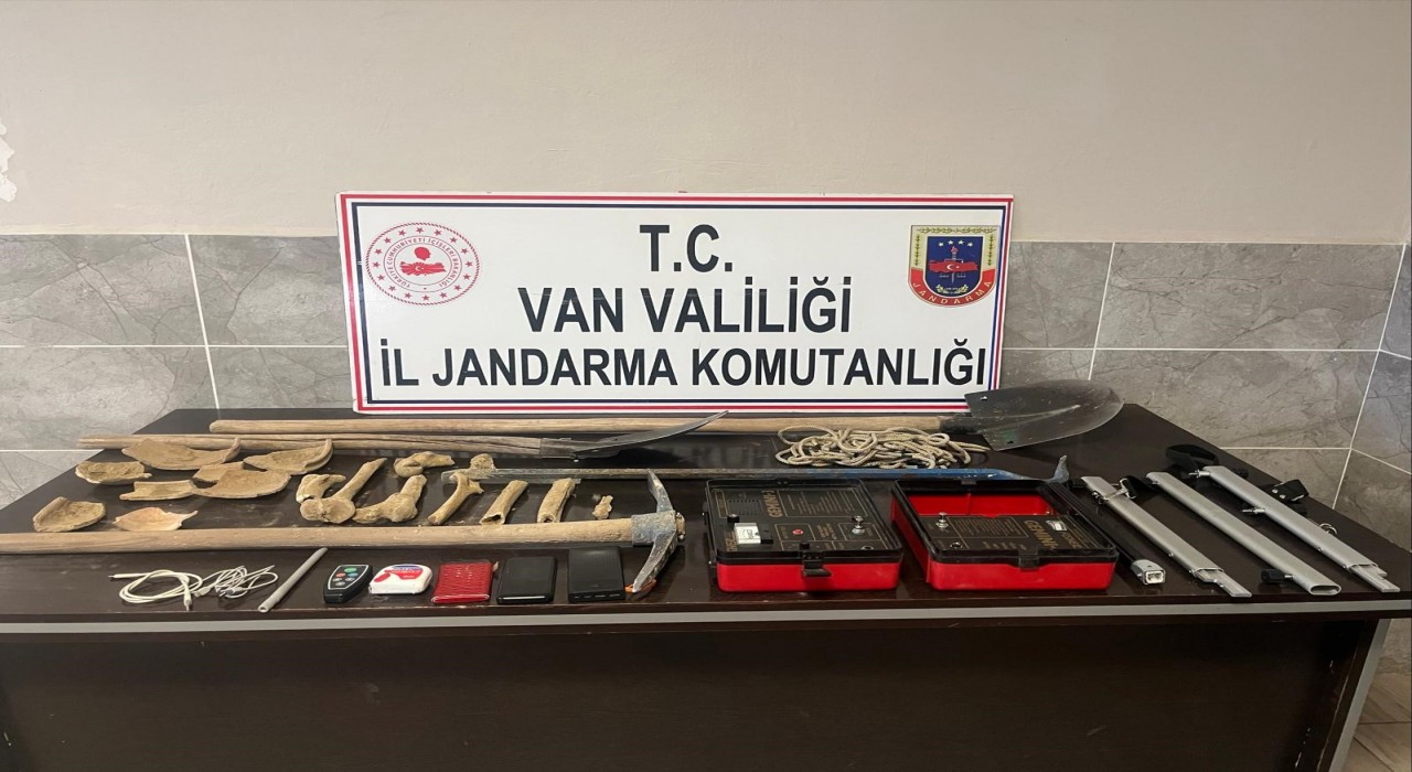 Vanda kaçak kazı yapan 5 kişi yakalandı, kemik parçaları ele geçirildi