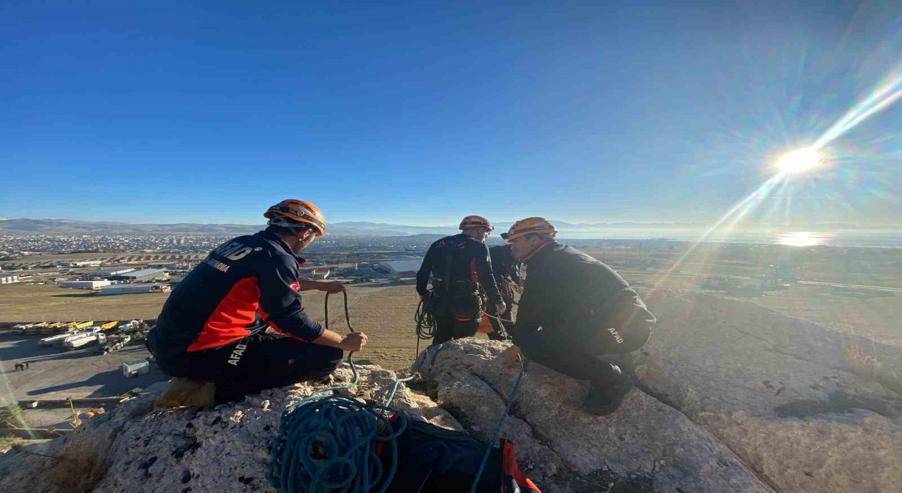 Vanda kayalıklarda mahsur kalan şahıs kurtarıldı