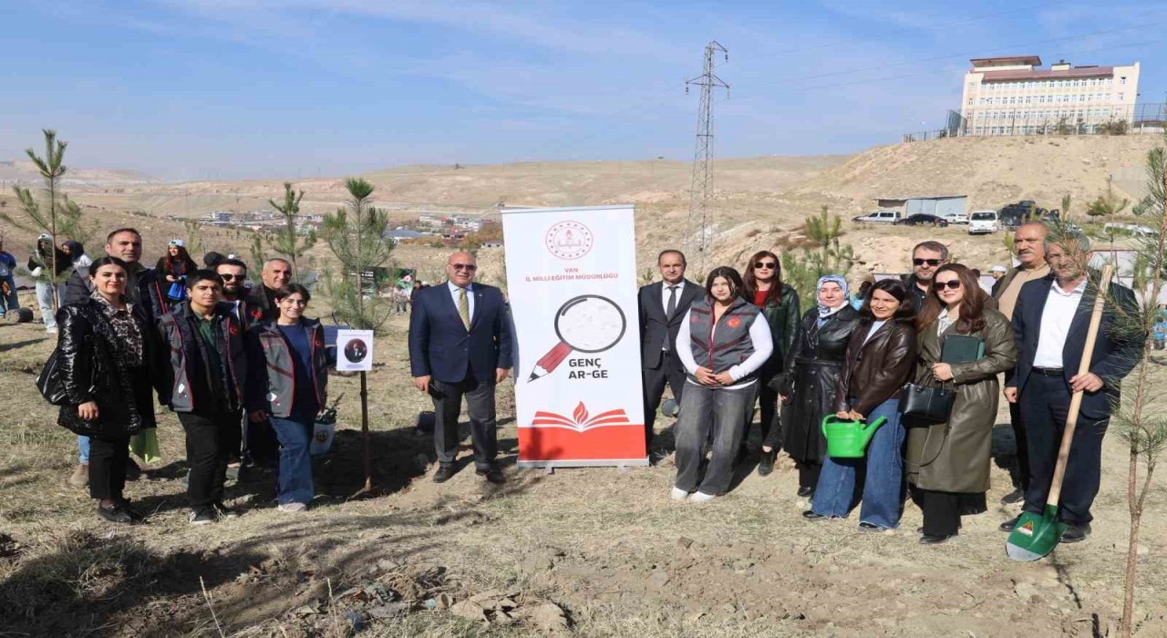 Vanda öğrenciler Yeşil Vatan için fidan dikti