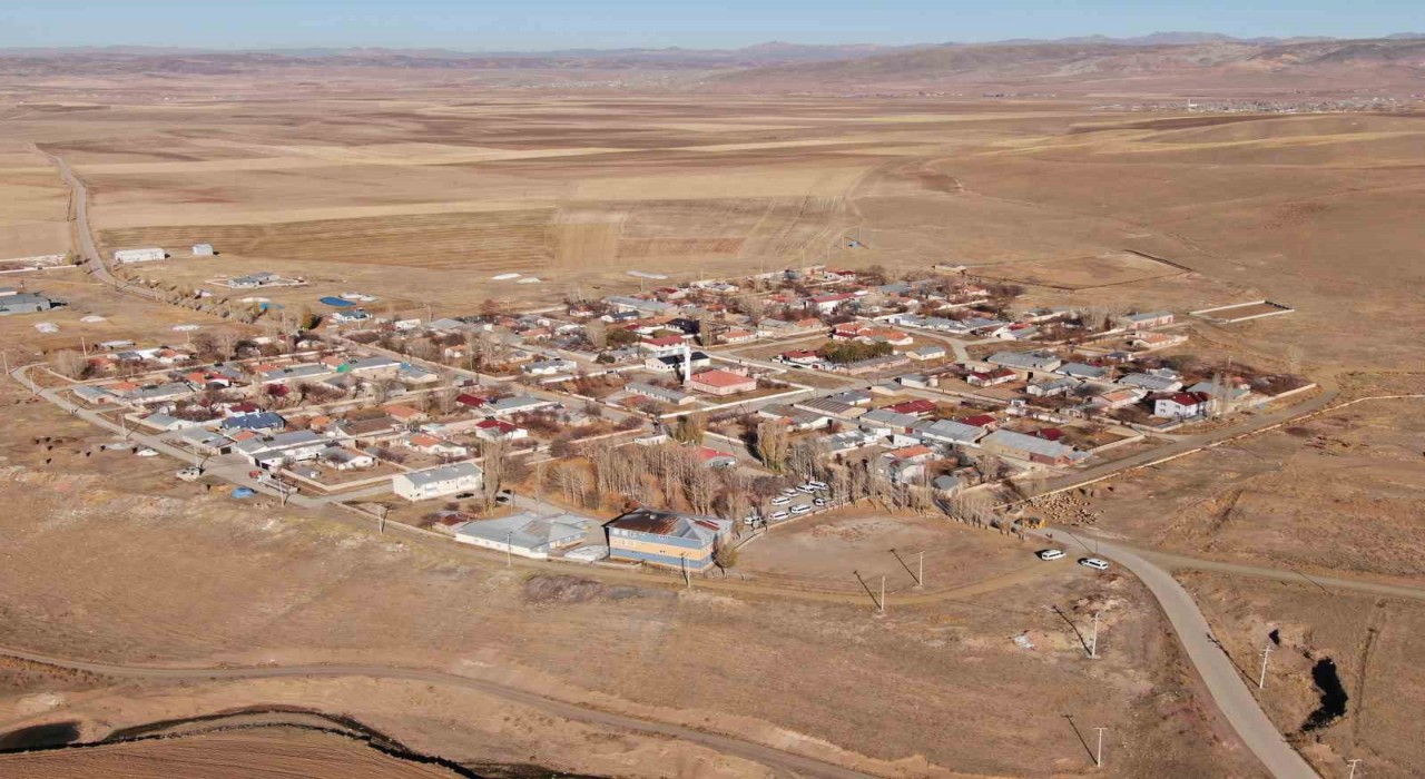 Vanın Özalp ilçesinde simetrik yapılar sonbahar güzelliğiyle büyülüyor