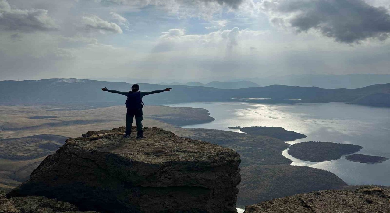 Vanlı dağcılardan Nemrut Kalderasında 12 saatlik zorlu yürüyüş