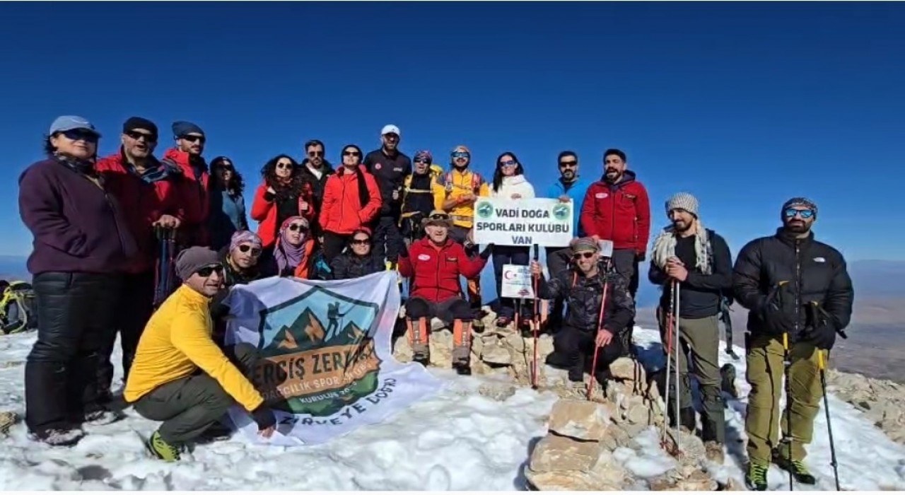 Vanlı dağcılardan Öğretmenler Gününe özel tırmanış