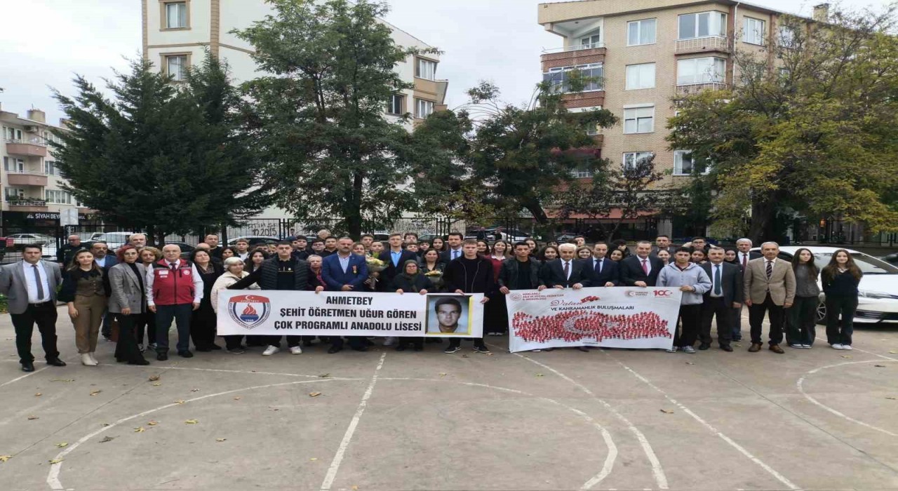 Vatan ve Kahraman Buluşmalarında şehit ve gazilerin hikâyeleri genç kuşaklara aktarıldı