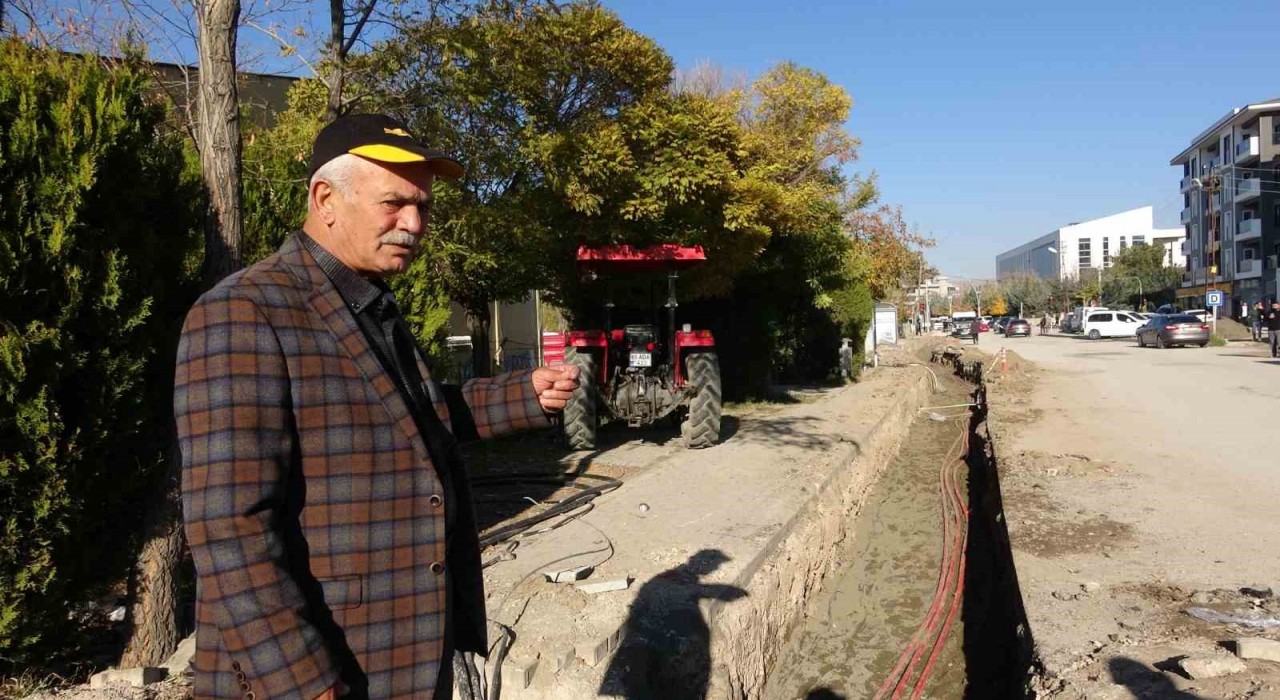 VEDAŞın günlerce açık bıraktığı çukurlar kazalara davetiye çıkarıyor