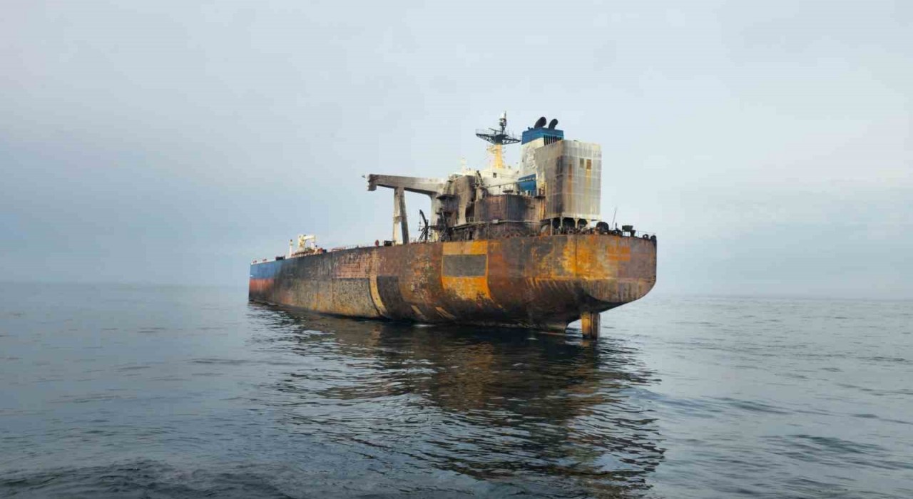 Vurulan tanker KAIROSta sızıntı tespit edildi
