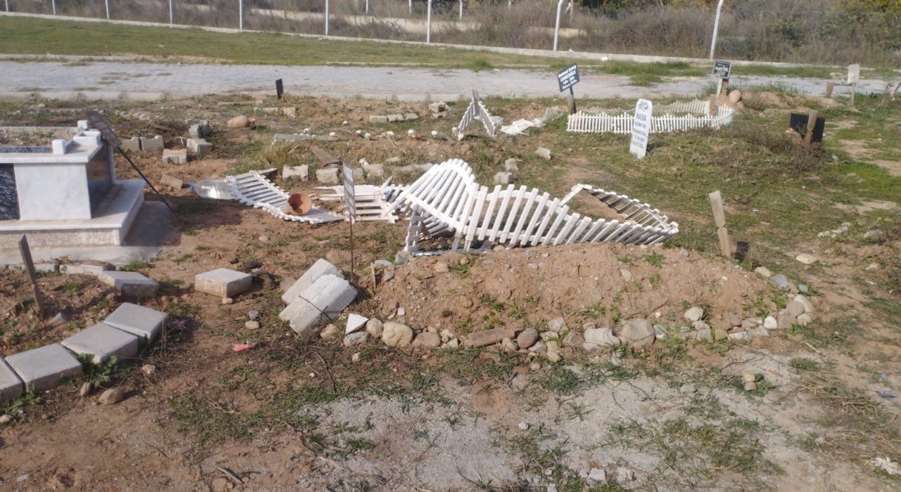 Yakınlarının dağılmış mezarlarını görenler Efeler Belediyesine tepki gösterdi
