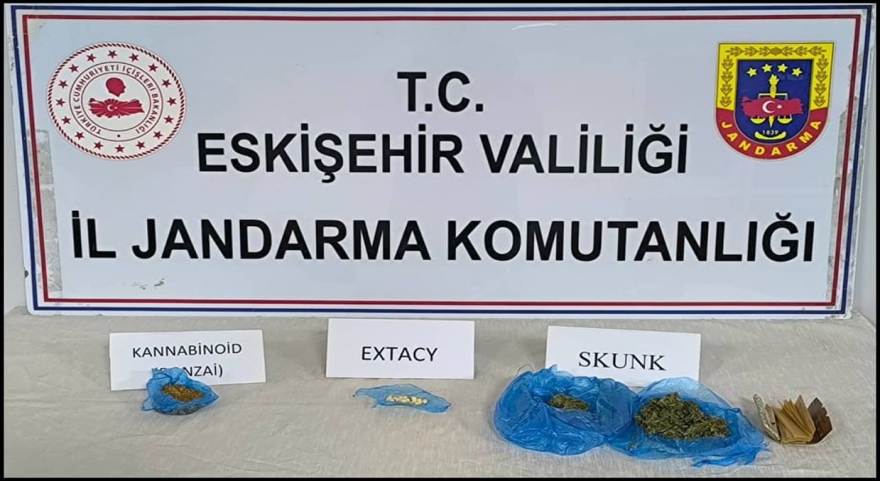 Yanlarında uyuşturucu bulunduran 2 şahsı şüpheli hareketleri ele verdi